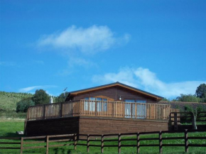 Woodpecker Lodge with Hot Tub near Cupar Fife, Cupar